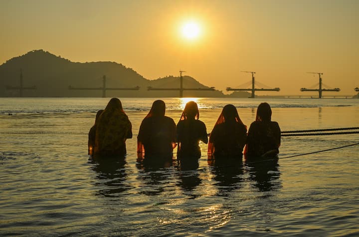 Chhath Puja 2024 is being celebrated on November 7. In the evening, devotees offered Sandhya Arghya, and after offering Arghya to the rising Sun on the next day, the fast will be broken.