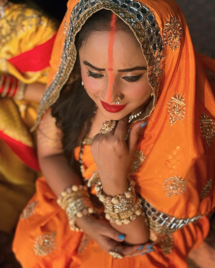अक्षरा ने मां के साथ की ट्विनिंग, तो सोलह श्रृंगार कर रानी ने की छठी मैया की पूजा 1 रानी चटर्जी – भोजपुरी की क्वीन रानी चटर्जी भी छठ पूजा का त्योहार मना रही हैं. इस दौरान एक्ट्रेस सोलह श्रृंगार किए नजर आई.