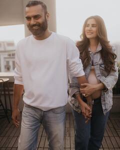 Sonnalli Seygall Pics: जैकेट के बटन खोल सोनाली सहगल ने बेबाकी से फ्लॉन्ट किया बेबी बंप, पति ने किस कर लुटाया प्यार