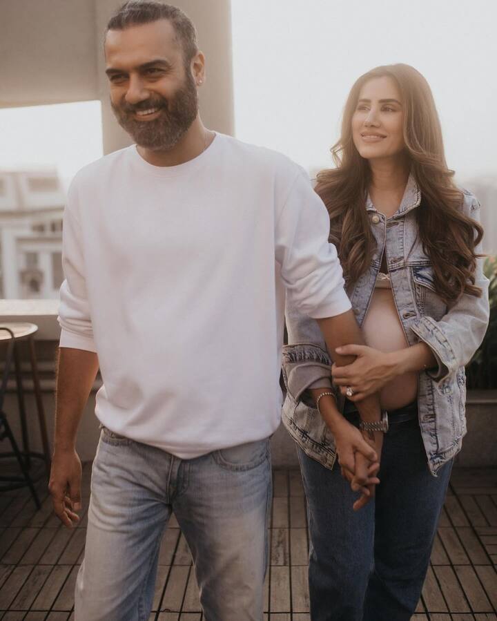 जैकेट के बटन खोल सोनाली ने बेबाकी से फ्लॉन्ट किया बेबी बंप, तस्वीरें वायरल 1 सोनाली सहगल इन दिनों काम से दूर अपनी मैरिड लाइफ और प्रेग्नेंसी पीरियड एंजॉय कर रही हैं. जिसकी झलक उन्होंने अब फैंस के साथ भी शेयर की.