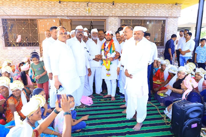 गावातील प्रत्येक मतदारांशी ते स्वत: संवाद साधत आहे.