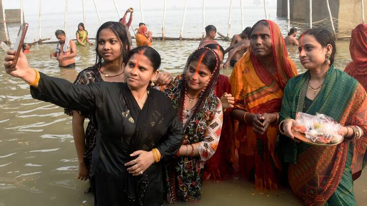 গতকাল রাত ৮টা থেকেই বন্ধ করে দেওয়া হয়েছে রবীন্দ্র সরোবর ও সুভাষ সরোবরের সমস্ত গেট আগামীকাল বেলা ১২টা পর্যন্ত গেট বন্ধ থাকবে। বিকল্প হিসাবে ছটপুজোর জন্য, প্রতিবছরের মতো এবারেও শহরের বিভিন্ন জায়গায় তৈরি করা হয়েছে কৃত্রিম জলাশয়।