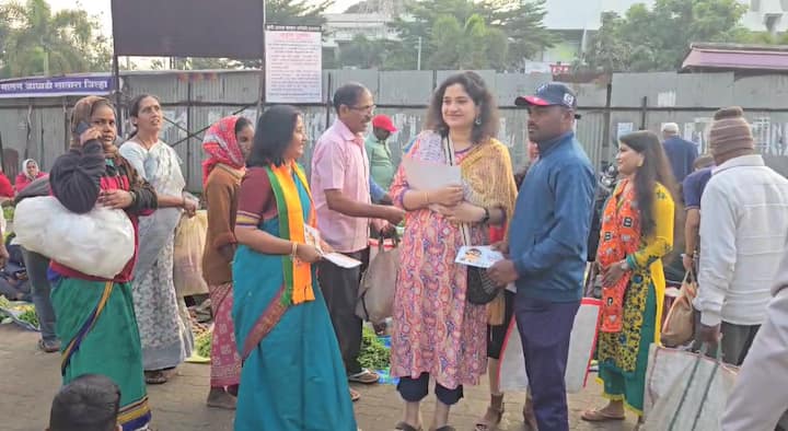 सकाळी कार्यकर्त्यांसमवेत भाजी मंडईत येऊन शिवेंद्रराजेंच्या कन्येने भाजीवाल्यांशी संवाद साधला.