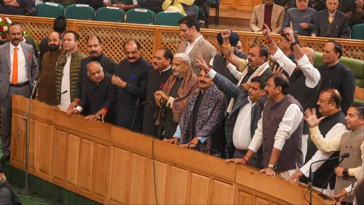 370 की बहाली का पोस्टर दिखाए वाले खुर्शीद अहमद शेख ने कहा कि उन्होंने ऐसा करके कुछ गलत नहीं किया. उन्होंने सिर्फ विधानसभा को अप्रोच किया है वे हम ऐसा प्रस्ताव लाना चाहते हैं.