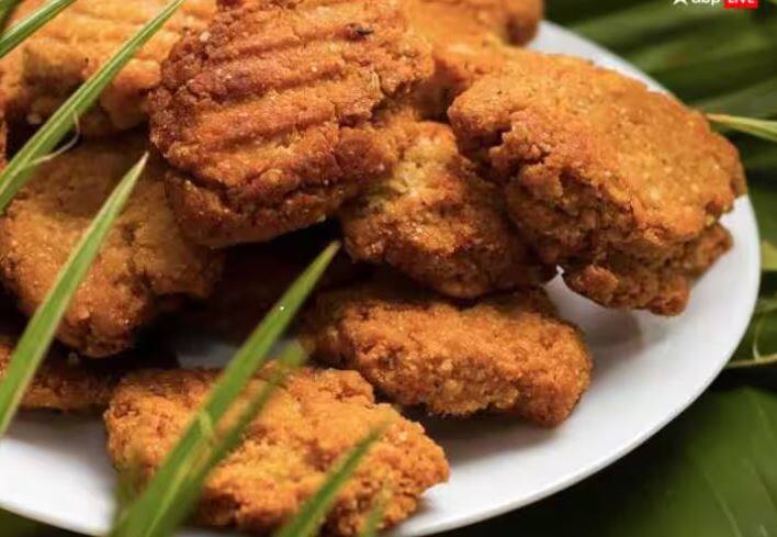 થેકુઆને ખજુરિયા અથવા થિકરી તરીકે પણ ઓળખવામાં આવે છે તે વિશે કોઈ સાચી માહિતી ઉપલબ્ધ નથી, પરંતુ કેટલાક ઈતિહાસકારોનું માનવું છે કે લગભગ 3700 વર્ષ પહેલાં, થેકુઆ 'અપૂપ' જેવી મીઠાઈ તૈયાર કરવામાં આવી હતી ચોક્કસપણે ઉલ્લેખ.