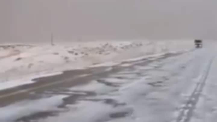 সৌদি সরকারের সংবাদ সংস্থা Saudi Press Agency জানিয়েছে, ওই অঞ্চলে দেশের উচ্চতম শৃঙ্গগুলি রয়েছে। সমুগ্রপৃষ্ঠ থেকে ২৬০০ মিটার উঁচুতে অবস্থিত ওই অঞ্চল।