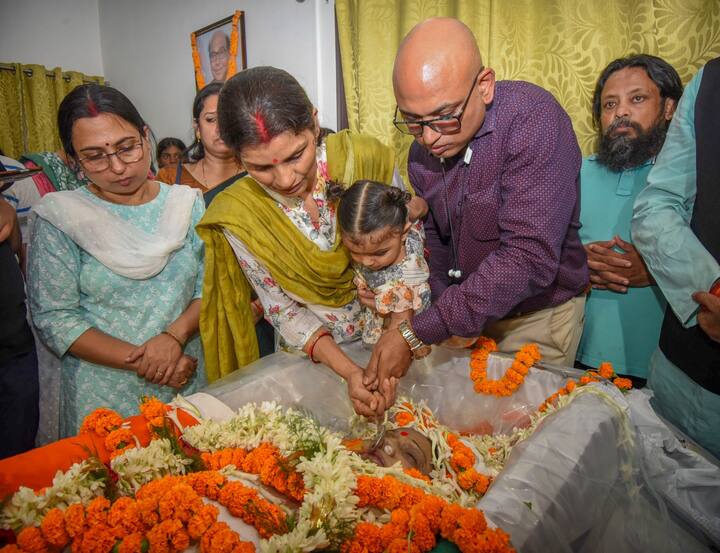 दिवंगत लोकगायिका के बेटे अंशुमन और उनकी पत्नी ने अपनी बेटी के साथ उनके मुंह में गंगाजल डाला.