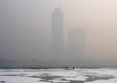 Delhi Weather-Pollution: दिल्ली में कब बढ़ेगी ठंड? सुबह और रात में हल्के कोहरे के साथ आबोहवा हुई जहरीली, AQI 300 के पार