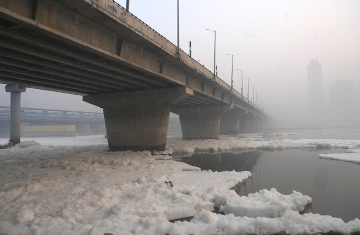 बता दें दिवाली के एक दिन पहले 30 अक्टूबर से ही एक्यूआई 300 से ऊपर बना हुआ है. वायु गुणवत्ता पूर्वानुमान प्रणाली के अनुसार, अगले छह दिन तक वायु गुणवत्ता ऐसी ही बनी रह सकती है.