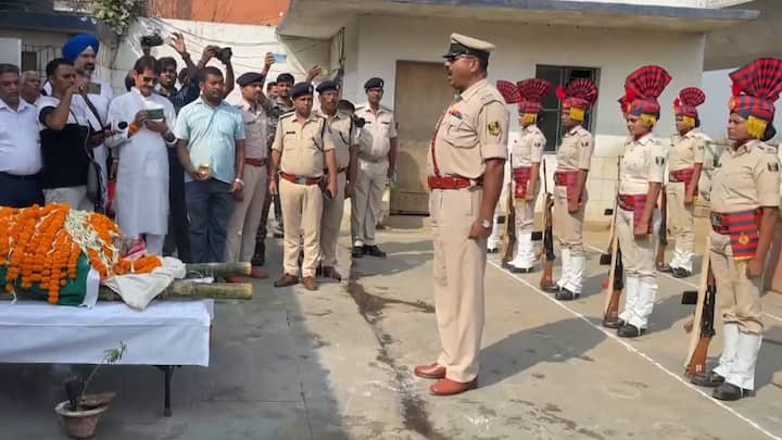 The last rites of folk singer late Sharda Sinha performed with state honours, at Gulbi ghat in Patna. (Photo: PTI)