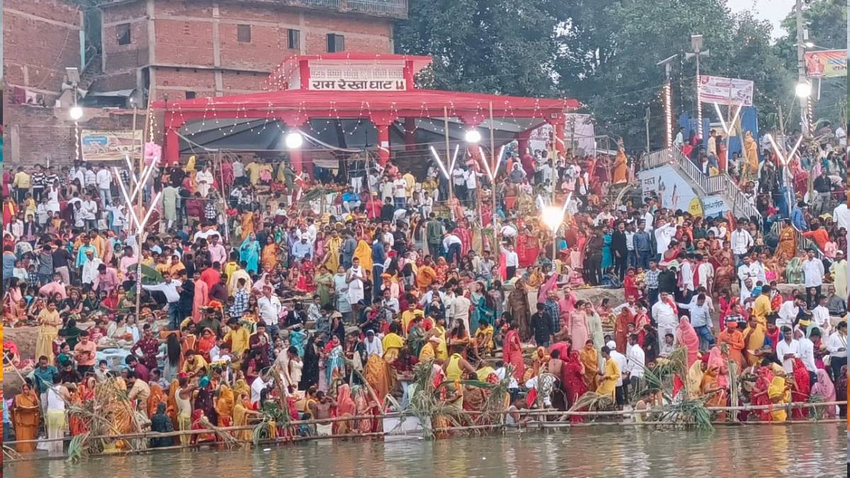 Chhath 2024: 2 लाख लोगों ने बक्सर के गंगा तट पर दिया डूबते सूर्य को अर्घ्य, चाक चौबंद थी व्यवस्था