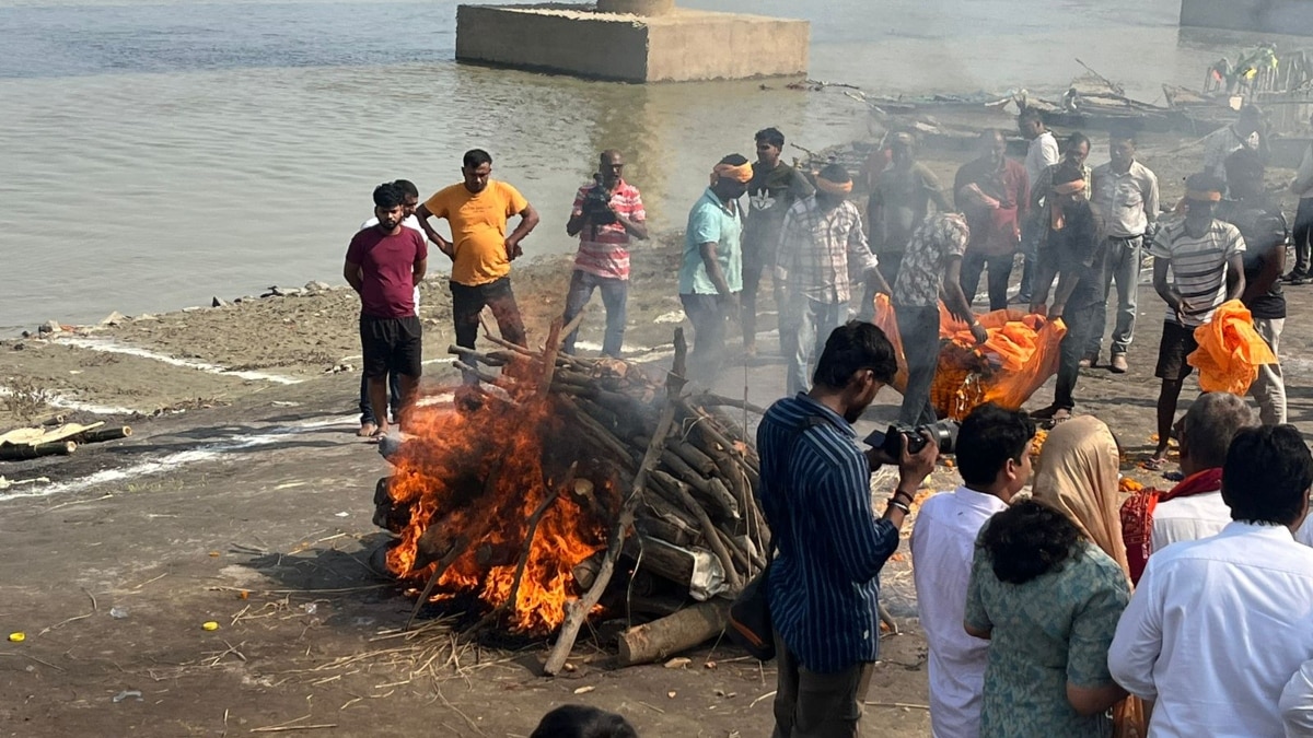 पंचतत्व में विलीन हुईं बिहार की स्वर कोकिला, गुलाबी घाट पर हुआ शारदा सिन्हा का अंतिम संस्कार