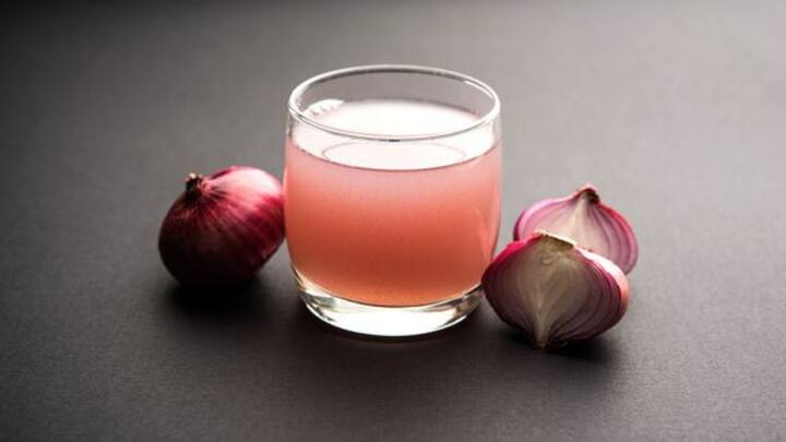 1. Onion Juice: Onion juice is rich in sulfur, which improves blood circulation in the scalp, strengthens hair roots, and promotes hair growth. When used regularly, its antibacterial properties help protect the scalp, reduce hair loss, and improve overall hair health. (Image Source: Pinterest/womansworldmag)