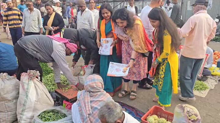 आपल्या बाबासाठी मृणालीराजे मैदानात उतरली आहे, साताऱ्यातील भाजी मंडईतून भल्या सकाळी तिने प्रचाराला सुरुवात केली.