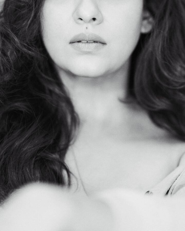 నయన తార బ్లాక్​ అండ్​ వైట్​ లుక్​లో ఫోటోషూట్ చేసింది. ఒకటే ఫోజులో.. డిఫరెంట్ పిక్సల్స్​లో ఫోటోషూట్ చేసింది.(Images Source : Instagram/Nayanthara)