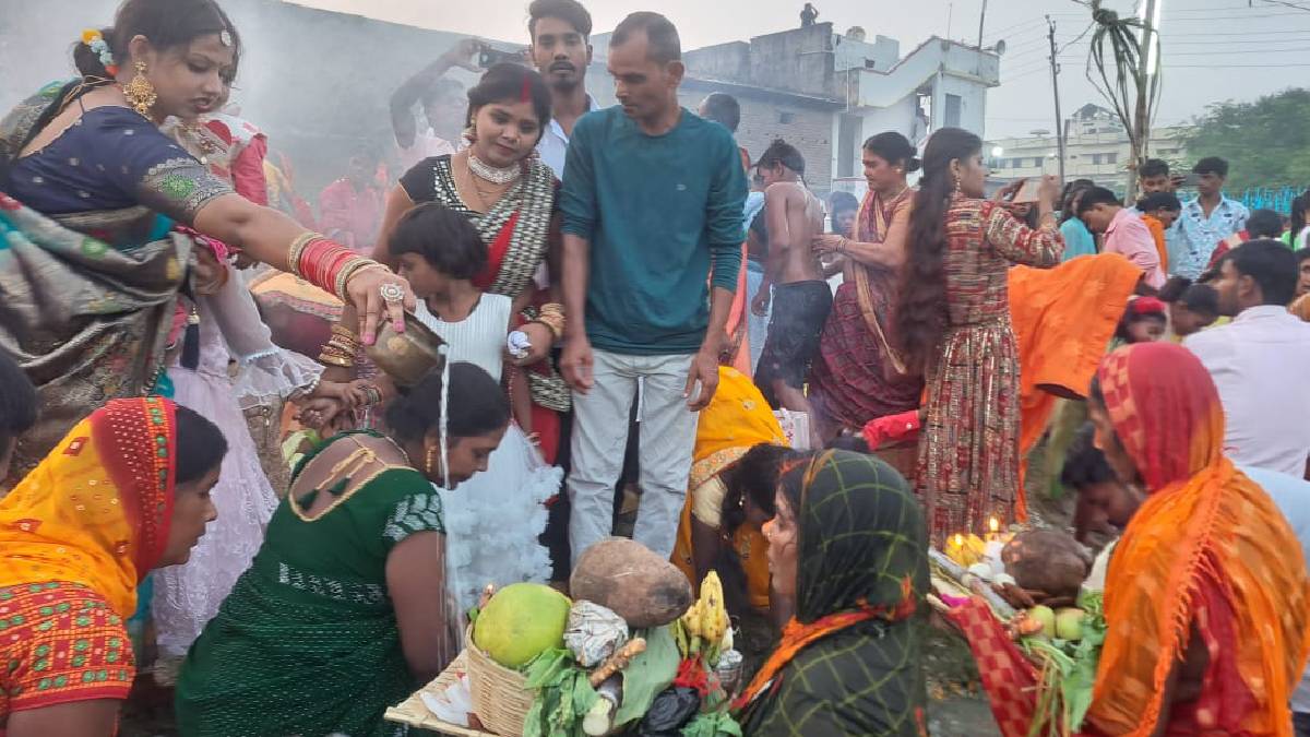 Chhath 2024: नालंदा में घाट पर भगवान भास्कर को छठव्रतियों ने दिया अर्घ्य, कल सुबह उगते सूर्य की होगी पूजा