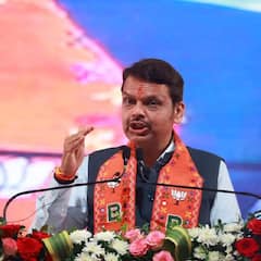 लाडक्या बहिणींना आता पैसेच पैसे, नेमकं कोणत्या पक्षाने काय आश्वासन दिलं?