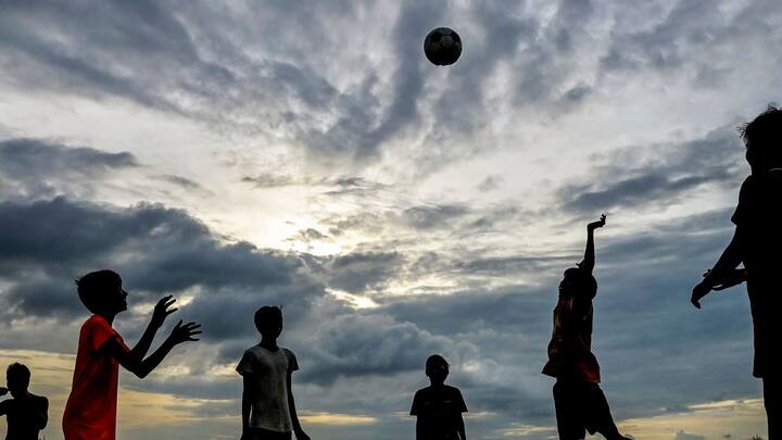 ছট পুজোয় পরিষ্কার আকাশ। বৃষ্টির সম্ভাবনা নেই।নতুন করে দিন রাতের তাপমাত্রা নামার সম্ভাবনা কম রাজ্যে।