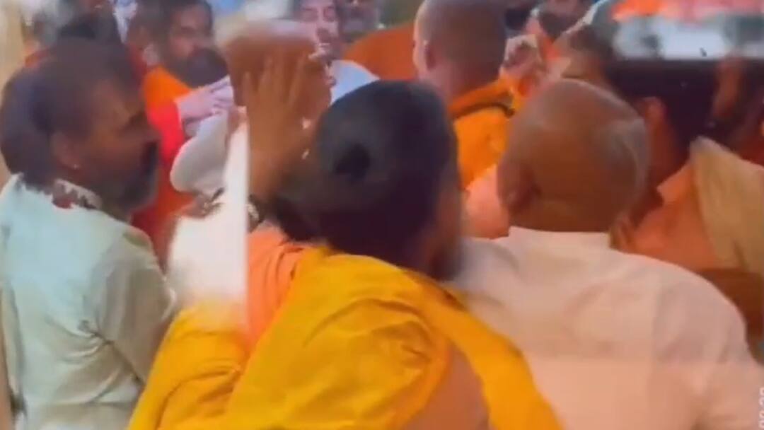 Maha Kumbh 2025: प्रयागराज में संतों की बैठक में जमकर हंगामा, आपस में भिड़े दो गुट, एक-दूसरे पर बरसाए थप्पड़ Prayagraj Maha Kumbh 2025 Akhara commotion meeting two groups clashed kicks and punches used ann Maha Kumbh 2025: प्रयागराज में संतों की बैठक में जमकर हंगामा, आपस में भिड़े दो गुट, एक-दूसरे पर बरसाए थप्पड़