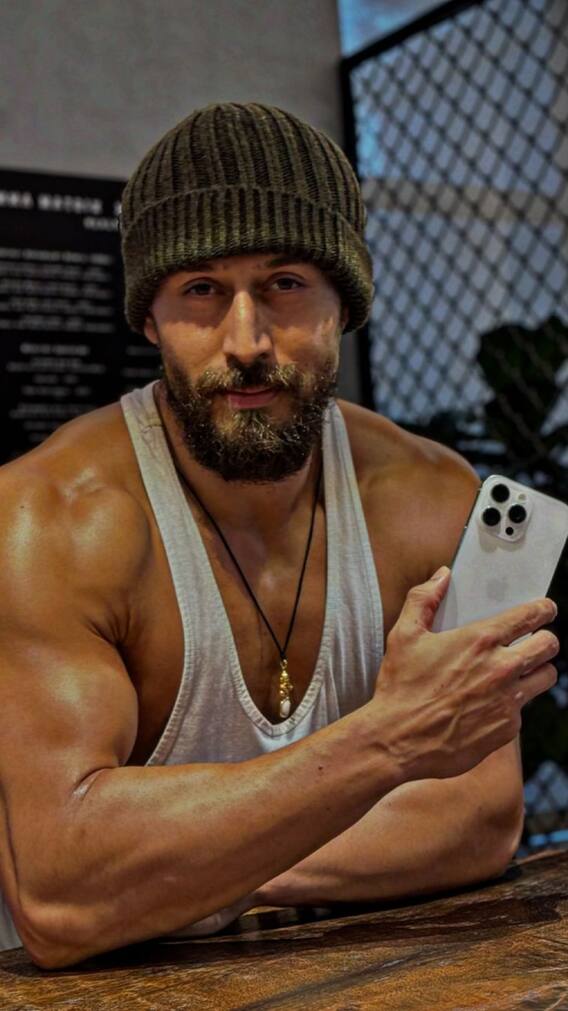 टाइगर श्रॉफ के हाथ में आया iPhone का ये मॉडल, जानें कीमत