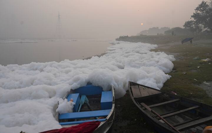 आईएमडी का कहना है कि अभी तापमान इसी तरह बना रहेगा और नवंबर के दूसरे हफ्ते के अंत तक इसमें बहुत गिरावट की उम्मीद नहीं है. इसके बाद ठंड का एहसास बढ़ने लगेगा. वहीं एक्यूआई में आंशिक गिरावट के बावजूद बुधवार को लगातार आठवें दिन दिल्ली की वायु गुणवत्ता 'बहुत खराब' श्रेणी में दर्ज की गई.