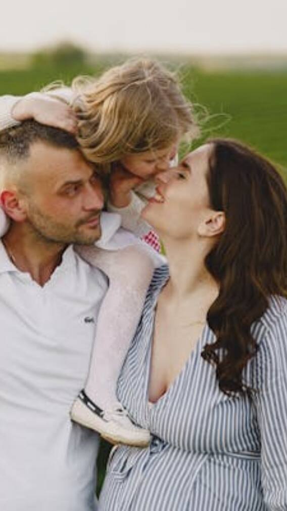 दुनिया के सबसे बड़े देश में कब मां बन जाती हैं लड़कियां?