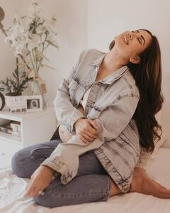 Sonnalli Seygall Pics: जैकेट के बटन खोल सोनाली सहगल ने बेबाकी से फ्लॉन्ट किया बेबी बंप, पति ने किस कर लुटाया प्यार