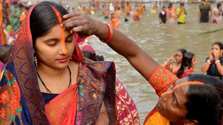 সরোবরে ঢোকায় নিষেধাজ্ঞা জারি করে প্রতিটা গেটে টাঙানো হয়েছে ফ্লেক্স, মোতায়েন পুলিশও ।