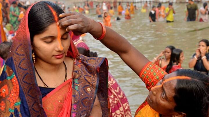   সরোবরে ঢোকায় নিষেধাজ্ঞা জারি করে প্রতিটা গেটে টাঙানো হয়েছে ফ্লেক্স, মোতায়েন পুলিশও ।