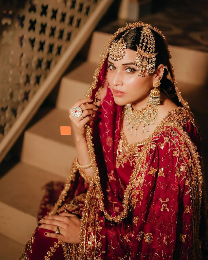 Mannara also styled her hair in a simple, sleek manner.