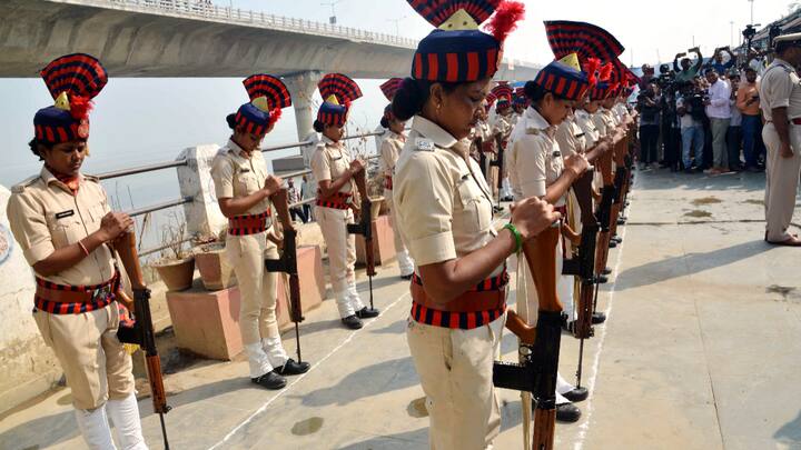 The State honours given to folk singer late Sharda Sinha during the last rites at Gulbi ghat. (Photo: PTI)