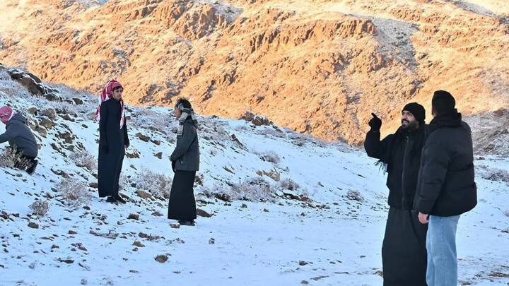 তীব্র দাবদাহ থেকে মুক্তি পেলেও, পুরোদস্তুর শীত আসতে এখনও দেরি রয়েছে ভারতে। কিন্তু অভূতপূর্ব পরিস্থিতি সৌদি আরবে। সেখানকার বিস্তীর্ণ মরুভূমি ঢেকে গিয়েছে বরফে। তুষারপাতের পর মরুভূমির যেদিকে চোখ যাচ্ছে, শ্বেতশুভ্র গুঁড়ো বরফ চোখে পড়ছে শুধু।