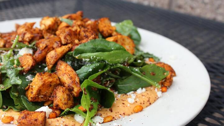 இரவு உணவை இரவு 8 மணிக்கு முன்பாக முடித்துக்கொளவ்து நல்லது. 7.30 மணிக்கு முன்பாகவே சாப்பிடுவது நல்லது. மாலை 6 மணிக்கு மேல் டீ, காஃபி குடிப்பது, சர்க்கரை நிறைந்த உணவுகளை சாப்பிடுவது ஆகியவற்றைத தவிர்க்க வேண்டும். இரவு நேரத்தில் தூங்கும்போது உடலில் மறுக்கட்டமைப்பு பணிகள் நடைபெறும் என்று மருத்துவர்கள் தெரிவிக்கின்றனர். அதன்படி, அதற்கு ஏற்றவாறு 8-9 மனி நேரம் தூக்கம் என்பது அவசியம். இரவு நேரத்தில் தூங்க வேண்டும்.