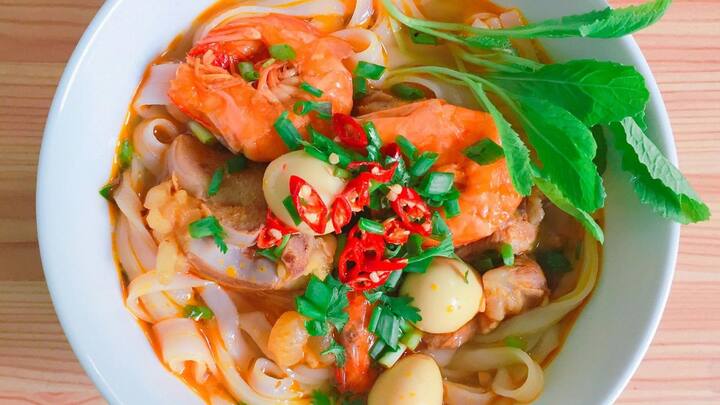 இது குறித்து ஊட்டச்சத்து நிபுணர் அனுஸ்ரீ ஷர்மா தெரிவிக்கையில்,” நமது உடலின் செயல்பாடுகள் அப்படியே சூரியனைப் போன்றதுதான். உடலில் பகல் நேரத்தில் BMR (Basal Metabolic Rate) அதிகமாக இருக்கும். சூரியன் மாலை மறைந்ததும் BMR அளவு குறைந்துவிடும். அதற்கேற்றவாறு நான் சாப்பிட வேண்டும்.” என்று விளக்குகிறார். அதனால்தான் இரவு நேரத்தில் அதிக கலோரி உணவுகளை சாப்பிட கூடாது என்று பரிந்துரைக்கப்பட்டுகிறது. ஏனெனில் செரிமான திறன் குறைந்துவிடும்.