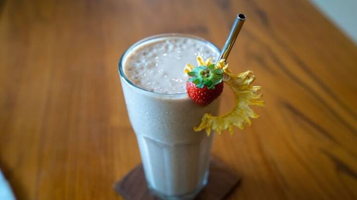 வசந்த்  லாட் எழுதிய ’The Complete Book of Ayurvedic Home Remedies, A Comprehensive Guide to the Ancient Healing of India’ என்ற புத்தகத்தில் தெரிவிக்கப்பட்டுள்ள தகவலின்படி, பழங்கள் மற்றும் பால் இரண்டையும் சேர்த்து சாப்பிடுவது நல்லது அல்ல என்று குறிப்பிட்டுள்ளது. 