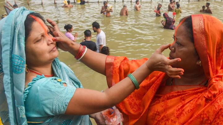 ছট পুজোর দিনগুলিতে ঘি দিয়ে রান্না করলে ভাল হয়। রান্নায় সষ্যের তেল ব্যবহার এসময় না করলেই ভাল হয়।