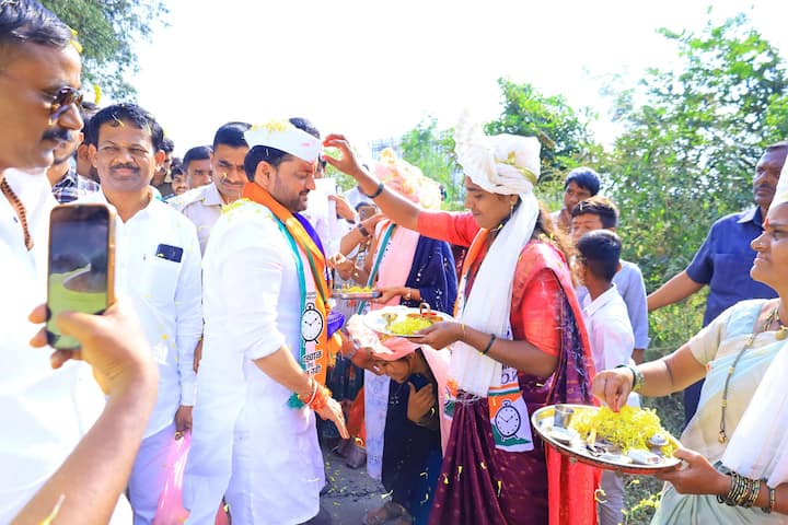 गावातील महिलांशीदेखील ते संवाद साधत आहे.