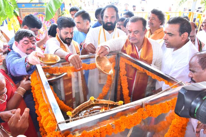 సీఎం రేవంత్ సహా ఇతర మంత్రులు ఆలయంలో దీపారాధన చేశారు.