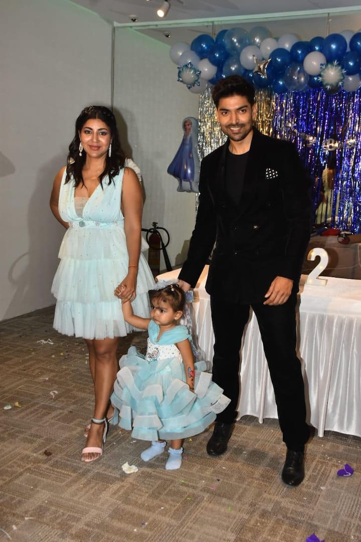 The couple happily posed with their daughter for the paparazzi.