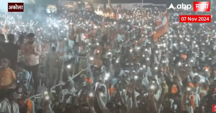 यावेळी उद्धव ठाकरेंच्या समर्थनार्थ संपूर्ण जनसमुदायाने फ्लॅश लाईट पेटवून आणि मशाली पेटवून शक्तिप्रदर्शन करत त्यांना पाठिंबा दर्शवला.