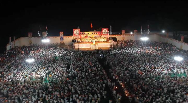 संपूर्ण सभास्थळ गर्दीने तुडुंब भरलं होतं. विदर्भात ठाकरे गटाला लोकांचा भरघोस पाठिबा असल्याचं पाहायला मिळालं.