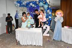 दो साल की हुई गुरमीत-देबिना की बेटी दिविशा, कपल ने मीडिया के साथ मनाया जश्न, बर्थडे गर्ल ने खिलाया पैप्स को केक