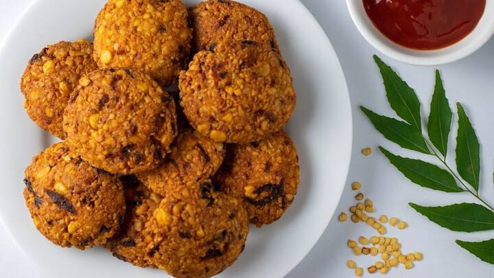 தேவையான பொருட்கள்:  உதிர்த்த மக்காச்சோளம்- 100 கிராம்  எண்ணெய் 100 ..  பச்சை மிளகாய் 10 கிராம்  இஞ்சி -1 துண்டு  சீரகம் கால் தேக்கரண்டி  அரிசி மாவு 20 கிராம்  உப்பு தேவையான அளவு