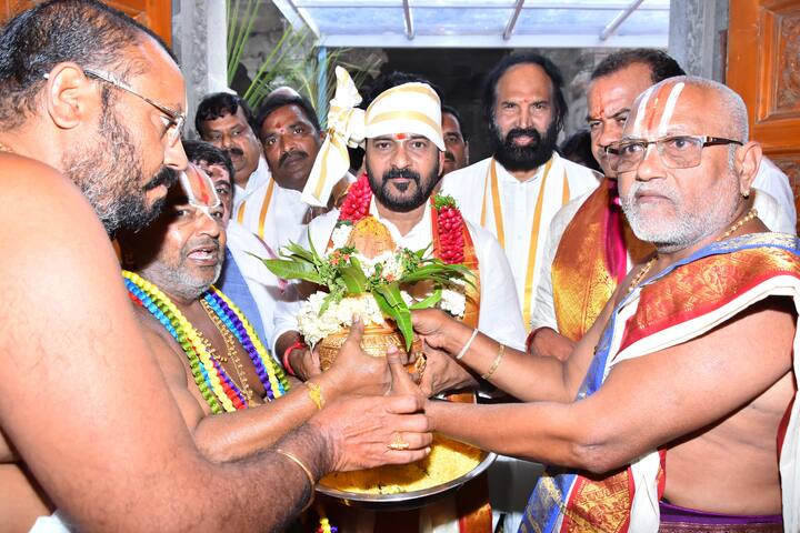 ఆలయ అర్చకులు సీఎం రేవంత్ రెడ్డికి పూర్ణకుంభంతో స్వాగతం పలికారు. సంప్రదాయ దుస్తుల్లో సీఎం యాదాద్రీశుని దర్శించుకున్నారు.