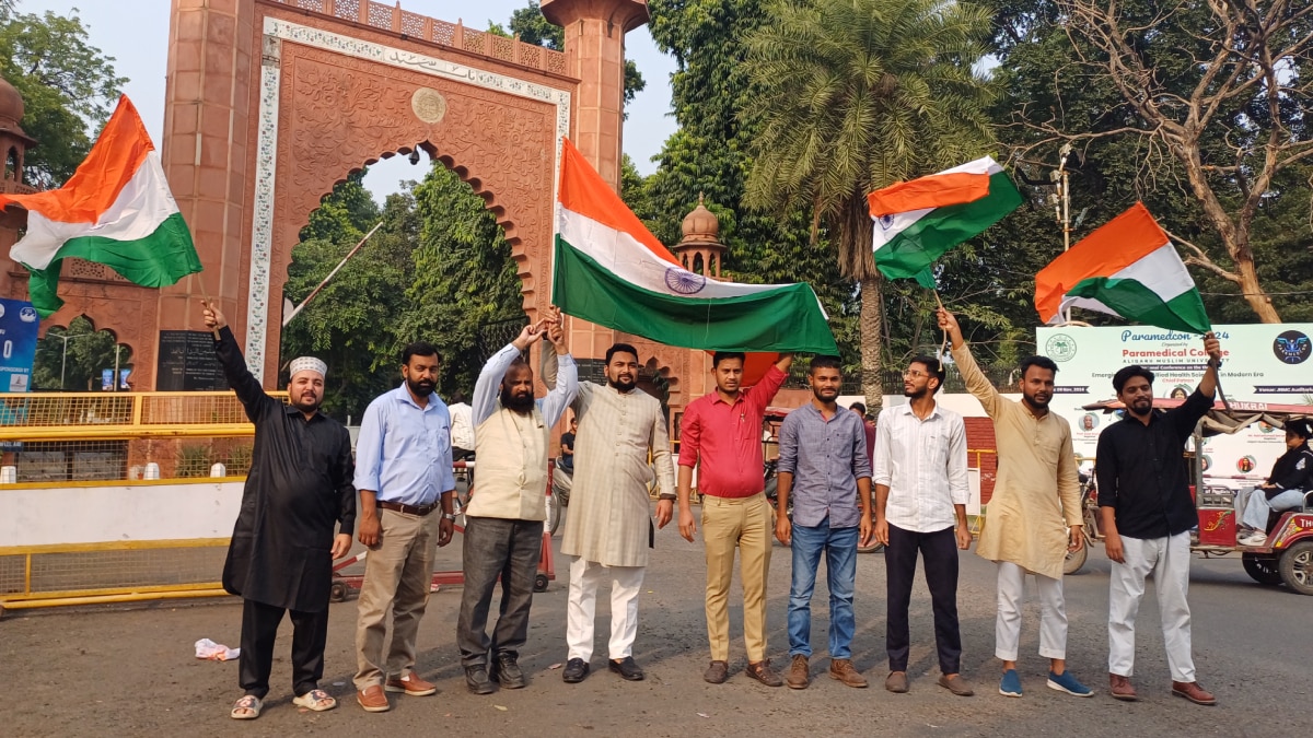 सुप्रीम कोर्ट ने किया AMU का अल्पसंख्यक दर्जा बहाल, छात्रों ने तिरंगे के साथ मनाया जश्न