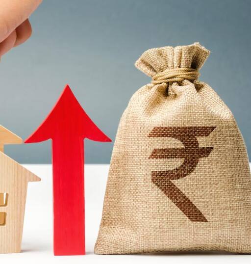 RBI ਨੇ ਪਿਛਲੀ ਮੁਦਰਾ ਨੀਤੀ ਕਮੇਟੀ ਦੀ ਮੀਟਿੰਗ ਵਿੱਚ ਲਗਾਤਾਰ ਦਸਵੀਂ ਵਾਰ ਆਪਣੀ ਨੀਤੀਗਤ ਦਰ ਰੇਪੋ ਨੂੰ 6.5 ਪ੍ਰਤੀਸ਼ਤ 'ਤੇ ਬਿਨਾਂ ਕਿਸੇ ਬਦਲਾਅ ਦੇ ਰੱਖਣ ਦਾ ਫੈਸਲਾ ਕੀਤਾ ਹੈ। ਇਸ ਤੋਂ ਬਾਅਦ HDFC ਬੈਂਕ ਨੇ ਇਨ੍ਹਾਂ ਦਰਾਂ ਨੂੰ ਵਧਾਉਣ ਦਾ ਫੈਸਲਾ ਕੀਤਾ ਹੈ।