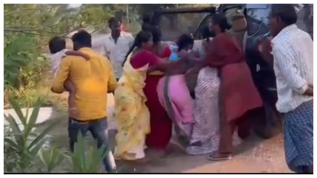 A family was kidnapped by a contractor from Maharashtra who did not return the borrowed money Karimnagar News: తీసుకున్న డబ్బులు తిరిగి ఇవ్వలేదని మహిళల కిడ్నాప్ - వేములవాడలో మహారాష్ట్ర కాంట్రాక్టర్ రౌడీయిజం