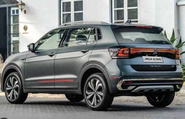 2.80 ਲੱਖ ਰੁਪਏ ਦੀ ਛੋਟ ਆਟੋਕਾਰ ਇੰਡੀਆ ਦੇ ਮੁਤਾਬਕ, ਇਸ ਮਹੀਨੇ (ਨਵੰਬਰ, 2024) ਨੂੰ Volkswagen Taigun 'ਤੇ 2.80 ਲੱਖ ਰੁਪਏ ਦੀ ਪੂਰੀ ਛੋਟ ਦਿੱਤੀ ਜਾ ਰਹੀ ਹੈ। ਇਹ ਛੋਟ MY 2023 Volkswagen Taigun 'ਤੇ ਉਪਲਬਧ ਹੈ। ਪਰ ਇਸ ਛੋਟ ਬਾਰੇ ਵਧੇਰੇ ਜਾਣਕਾਰੀ ਲਈ, ਗਾਹਕ ਆਪਣੀ ਨਜ਼ਦੀਕੀ ਡੀਲਰਸ਼ਿਪ ਨਾਲ ਸੰਪਰਕ ਕਰ ਸਕਦੇ ਹਨ। ਜੇਕਰ ਤੁਸੀਂ Volkswagen Taigun ਨੂੰ ਖਰੀਦਣ ਬਾਰੇ ਸੋਚ ਰਹੇ ਹੋ, ਤਾਂ ਆਓ ਜਾਣਦੇ ਹਾਂ ਇਸ ਦੇ ਫੀਚਰਸ, ਪਾਵਰਟ੍ਰੇਨ ਅਤੇ ਕੀਮਤ ਬਾਰੇ।