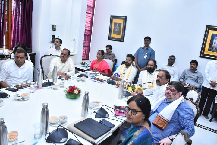 స్వామిని దర్శించుకున్న అనంతరం ఆలయ అభివృద్ధిపై అధికారులతో సీఎం రేవంత్ సమీక్షించారు. టీటీడీ తరహాలోనే యాదగిరిగుట్ట టెంపుల్ బోర్డు ఏర్పాటు చేయాలని ఆదేశించారు.