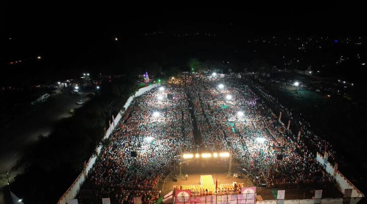 राज्‍यात देवाभाऊ, दाढीभाऊ आणि जॅकेटभाऊ हे तीन भाऊ आहेत. आपण तिघे भाऊ, मिळून महाराष्‍ट्र खाऊ, असं त्‍यांचं वर्तन असल्याचा टोला उद्धव ठाकरेंनी लगावला.